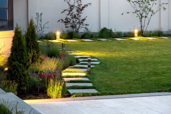 Iluminación en tu jardín. Desde lámparas hasta contratar luz (1)
